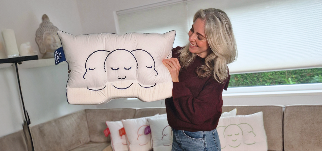 vrouw met Silvana kussen in haar handen