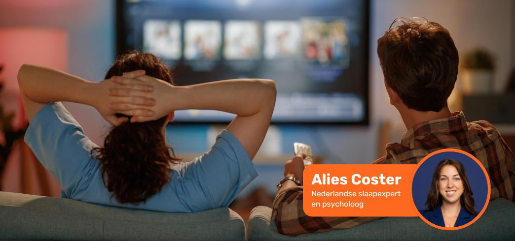 Man en vrouw zitten 's avonds voor televisie
