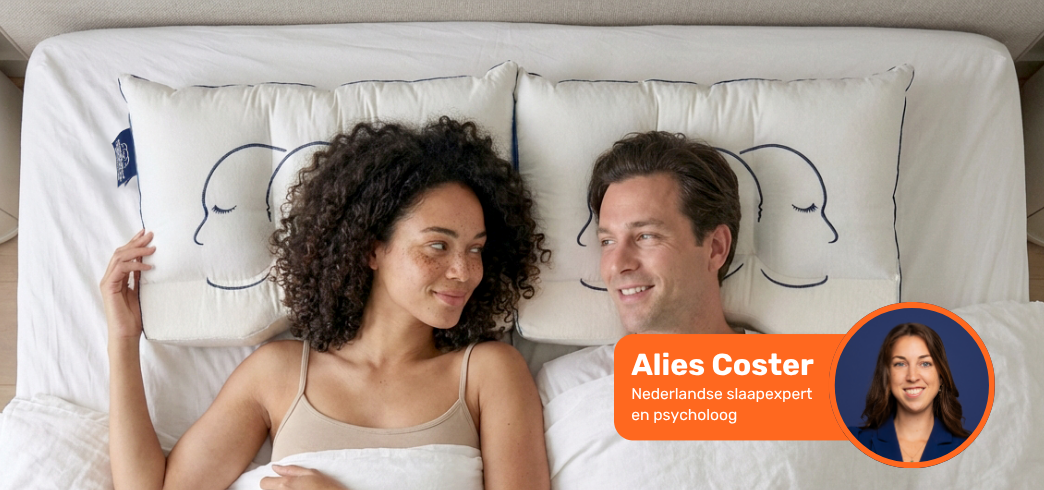 Man en vrouw liggen in bed op een Silvana kussen
