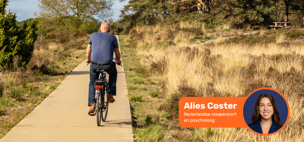 Man fietst door heide