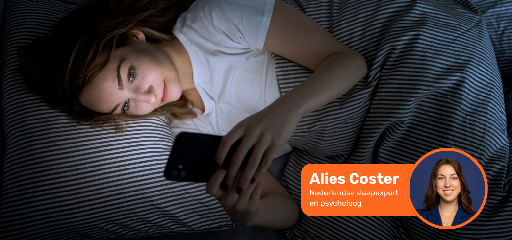Vrouw ligt in bed met telefoon